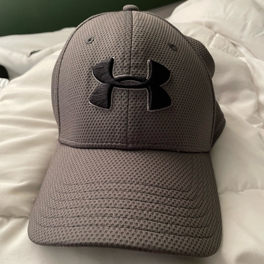 Mens gray under armour baseball hat- size M/L